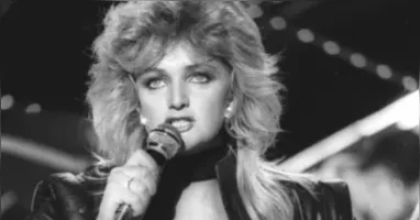 Bonnie Tyler ficou conhecida mundialmente pelos sucessos "Total Eclipse of the Heart" e "Holding Out for a Hero", que marcaram a história da música pop e do rock.