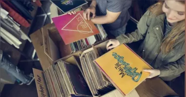 Feira do Vinil reúne expositores, discos raros, clássicos da música e apresentação especial com DJ tocando exclusivamente em vinil, na Assembleia Paraense.