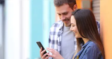 Casais e terapeuta divergem sobre o compartilhamento de senhas e acesso ao celular, em debate sobre confiança, privacidade e limites no relacionamento.