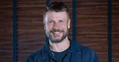 Rodrigo Hilbert virou assunto nas redes sociais após ajudar uma motorista que teve o carro atolado em uma estrada.
