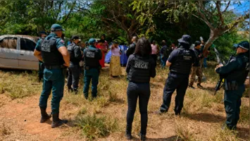 Equipes da Deca Marabá e do 1º Batalhão Rural da PM estabelecem perímetro de segurança para conter aproximação de produtores rurais.