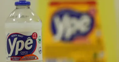 A Anvisa revisou a suspensão dos produtos Ypê e restringiu a medida a lotes específicos de detergentes, desinfetantes e lava-roupas. Veja quais produtos foram liberados e quais continuam proibidos.