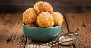 Poucas receitas despertam tantas lembranças afetivas quanto o bolinho de chuva