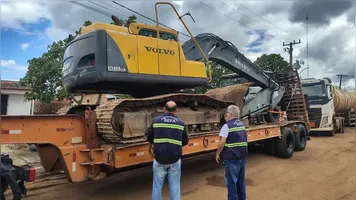 Escavadeira hidráulica avaliada em R$ 81 mil, estava sendo transportada sem a documentação fiscal obrigatória.