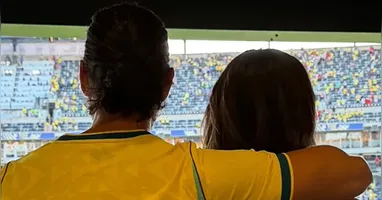 Na foto, a cantora surge usando uma blusa com a frase “Encontre-me no Brasil”
