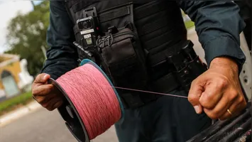 Além das penalidades previstas em leis estaduais e municipais, quem utiliza esse tipo de material pode responder criminalmente.