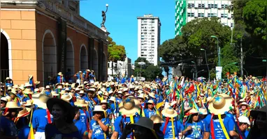 As ruas de Belém voltaram a ser tomadas pelas cores, ritmo e tradições do primeiro Arrastão do Arraial do Pavulagem 2026