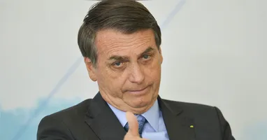 Bolsonaro cumpre prisão domiciliar humanitária após condenação a 27 anos e 3 meses de prisão por tentativa de golpe de Estado.