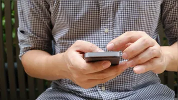 Um novo estudo científico conclui que o uso de celulares não aumenta o risco de câncer no cérebro, além de outras condições de saúde.