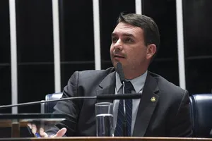 PF investiga repasse de emenda de Flávio Bolsonaro para ONG citada em apuração sobre suposto esquema ligado aos irmãos Chiquinho Brazão e Domingos Brazão no Rio de Janeiro.