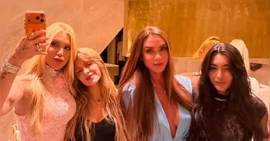 Ao publicar a foto nos stories, Nicole escreveu a legenda: "As meninas resolveram sair"