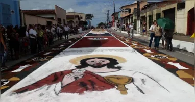 Os tradicionais tapetes de Corpus Christi transformam ruas em verdadeiras obras de arte e simbolizam a devoção dos fiéis durante uma das celebrações mais importantes da Igreja Católica.