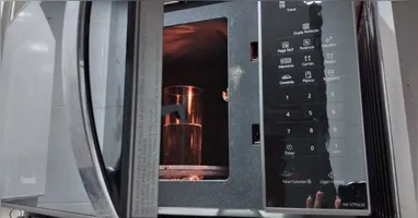 O ideal é utilizar apenas recipientes e coberturas próprias para micro-ondas
