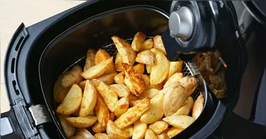 Saiba que alimentos podem ou não ir na air fryer para evitra o consumo da acrilamida.