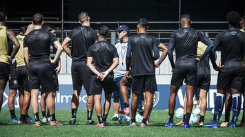 O Clube do Remo busca reação no Brasileirão contra o Vitória.