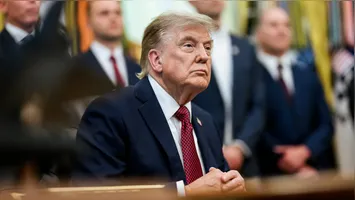 Donald Trump prorroga por mais um ano a emergência nacional contra o Brasil, com críticas ao governo brasileiro e implicações econômicas.