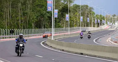 Em razão da ocorrência, a avenida precisou ser temporariamente interditada