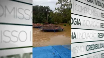 Nas imagens, é possível observar casas e quiosques parcialmente submersos pela água.