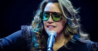 Ana Carolina se irrita com equipe em show