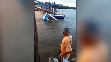 Veículo parcialmente submerso nas águas do rio logo após a queda; registro mostra o momento dramático em que os sobreviventes usam as janelas para escapar.