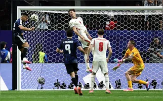 ATLANTA (United States), 15/07/2026.- Lautaro Martinez of Argentina (L) scores the 2-1 during the FIFA World Cup 2026 semifinals match England against Argentina, in Atlanta, USA, 15 July 2026. EFE/EPA/RONALD WITTEK ORG XMIT: EPA6721