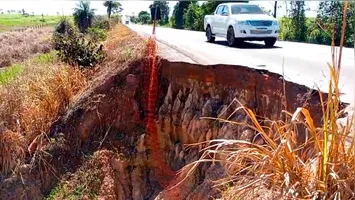 Detalhe da cratera que já consome um quarto de uma das faixas da pista, forçando caminhões e ônibus a invadirem a contramão para desviar do buraco.
