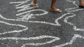 O Brasil registra queda nos homicídios, mas crimes digitais e violência contra mulheres aumentam. Entenda as novas dinâmicas da segurança pública.