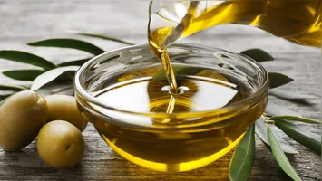 Técnicos de laboratório realizam análises físico-químicas e cromatográficas para atestar a pureza de óleos vegetais e detectar adulterações.
