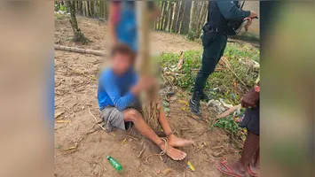 Arma de fogo de fabricação caseira calibre 32 e munição intacta foram apreendidas por policiais militares no local do crime.