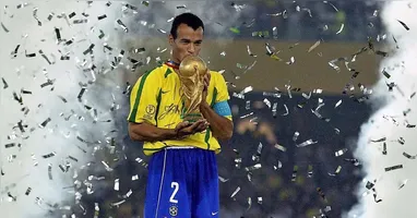 Cafú foi o último a levantar a taça