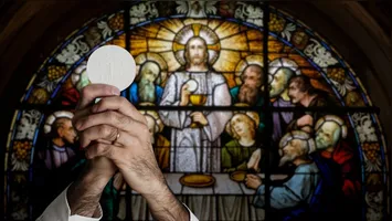 Solenidade professa publicamente a fé na Eucaristia e é marcada pela tradicional confecção de tapetes decorativos nas ruas.