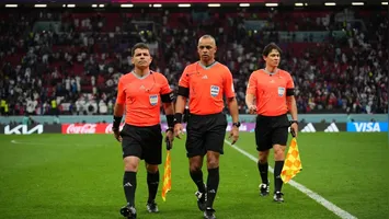 Wilton Pereira Sampaio comanda o jogo entre México e África do Sul no Estádio Azteca, auxiliado por Bruno Pires e Bruno Boschilia.