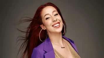 Ao som de novo hit de Shakira, influenciadora mobilizou equipe de 30 profissionais para homenagear seleções com transformações impressionantes.