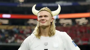 Cardápio do artilheiro da Copa do Mundo inclui leite cru e vísceras; especialistas alertam para riscos de copiar hábitos do atacante norueguês.