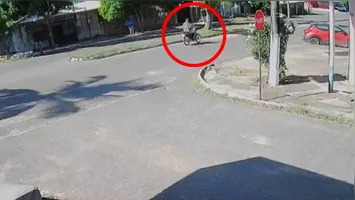 Acidente na Avenida Perimetral foi registrado por câmeras de segurança; vítima chegou a ser socorrida pelo SAMU, mas não resistiu.