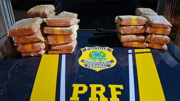 Droga estava escondida em um carro abordado durante fiscalização em Novo Repartimento; dois suspeitos foram presos.