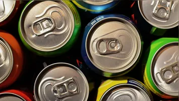 Levantamento avalia critérios como aditivos e sódio; nutricionistas alertam que classificação não torna a bebida saudável.