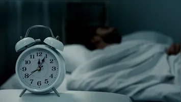 Para quem mantém uma rotina diurna, o intervalo ideal fica no início da tarde, ajudando a revigorar o corpo sem prejudicar o sono noturno.