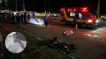 Motociclista colidiu com carro de passeio ao tentar atravessar o canteiro central em trecho com iluminação prejudicada.