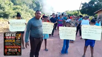 Moradores cobram vaga urgente em hospital especializado para jovem internado em estado grave.