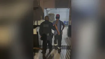 Invasor foi contido por agente patrimonial; comparsa conseguiu fugir pela mata e é procurado.