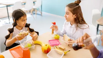 Especialista sugere trocar ultraprocessados por receitas práticas e envolver as crianças na cozinha.