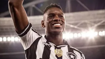 Imprensa local aponta 52 infrações acumuladas pelo atacante ex-Botafogo; assessoria do atleta nega risco de prisão.