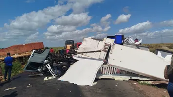 Acidente entre três caminhões deixou a rodovia interditada entre Xinguara e Sapucaia, no sul do Pará.