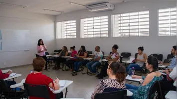 Oportunidade oferta turmas presenciais e virtuais de inglês, francês, espanhol, alemão e árabe.