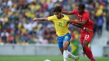 Técnico Carlo Ancelotti orienta jogadores durante atividade tática na Granja Comary; treinador busca ajustes na defesa para suprir desfalques na zaga.
