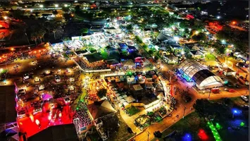 Arena principal do Parque de Exposições preparada para receber o público na abertura do evento, que conta com leilões de elite, rodeio e shows de projeção nacional.