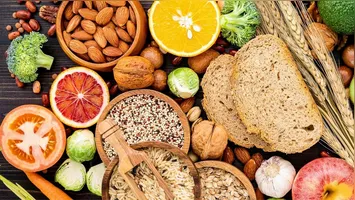 Especialistas alertam para os riscos dos ultraprocessados, que aumentam as doenças inflamatórias, e apontam opções simples para equilibrar a microbiota.