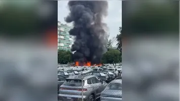 Equipes do Corpo de Bombeiros trabalham no pátio de estacionamento no Recreio dos Bandeirantes onde um dos helicópteros caiu e atingiu carros elétricos.