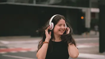 Lançamentos misturam o clima pré-Copa do Mundo, parcerias inéditas do sertanejo e faixas póstumas para renovar as suas playlists.
